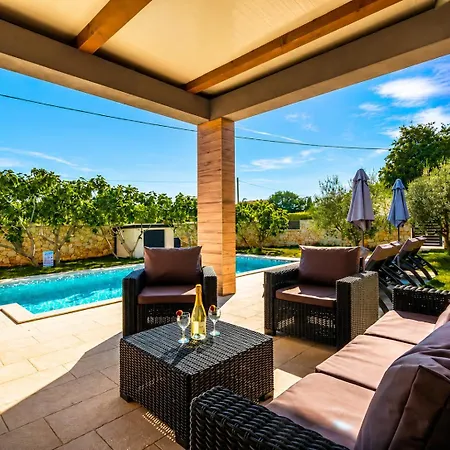 Βίλα Tris - Modern Heated Pool Near Pula *