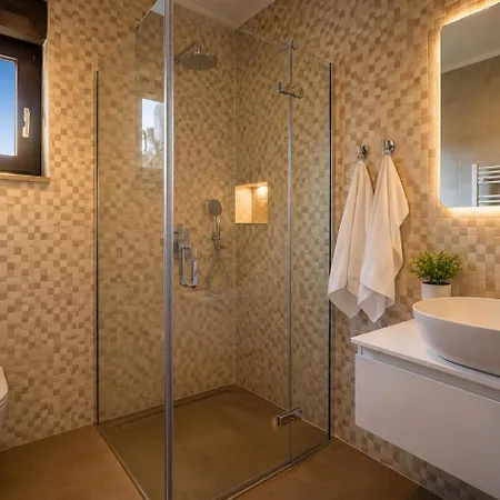 Vila Tris - Modern Heated Pool Near Pula *